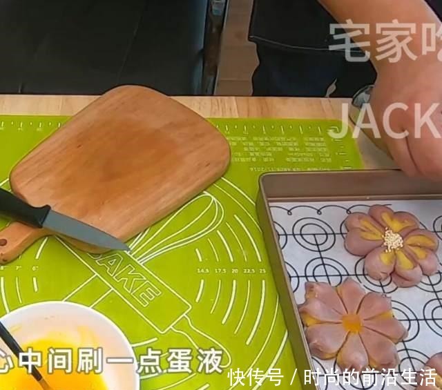 奶黄椰蓉桃花酥，需要“一点”耐心的小甜品