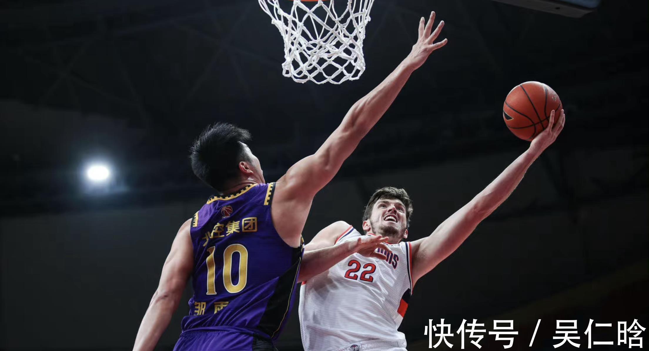 王少杰|剩8秒落后2分,郭士強(qiáng)精妙戰(zhàn)術(shù)攪亂北控防守助廣州打進(jìn)空接絕平球