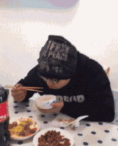 |搞笑GIF段子:大爷,你真是老当益壮,啥东西都敢盘,服了