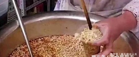 摆摊|大妈街上摆摊卖方便面,1元一份00后很爱吃,某师傅慌了