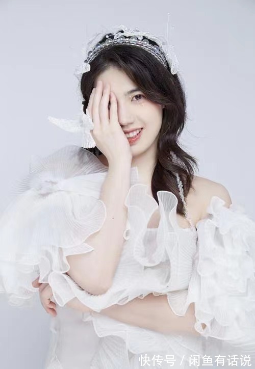 赛场|张雨霏赛场上真霸气，私底下却是隐藏的时髦精，穿小香风套裙好美