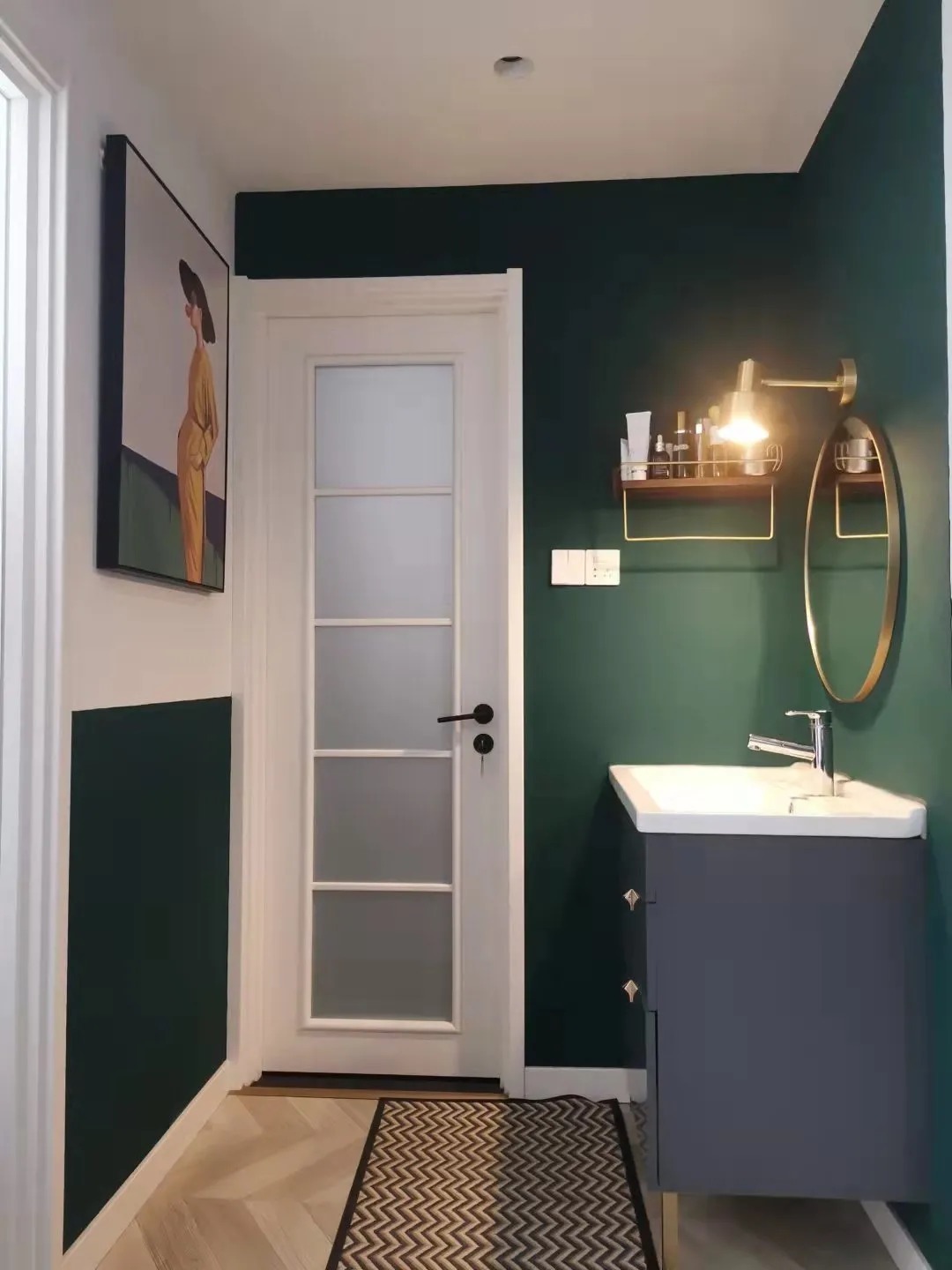 墙面|现代灰遇上复古绿,混搭出的有色之家