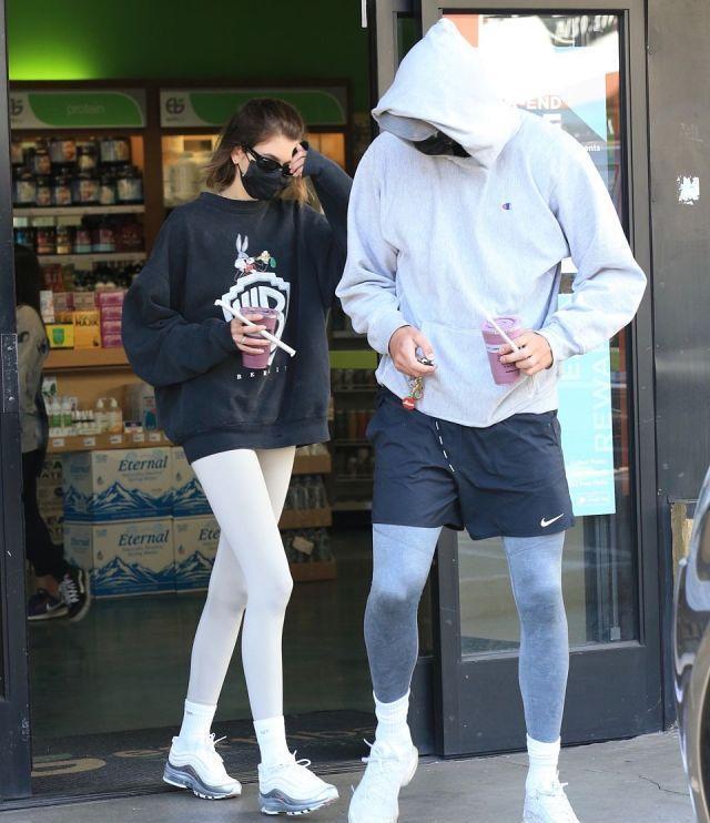 身材确实|凯雅杰柏穿无痕裤搭白色运动鞋和男友一起上街, 都是时尚健美咖