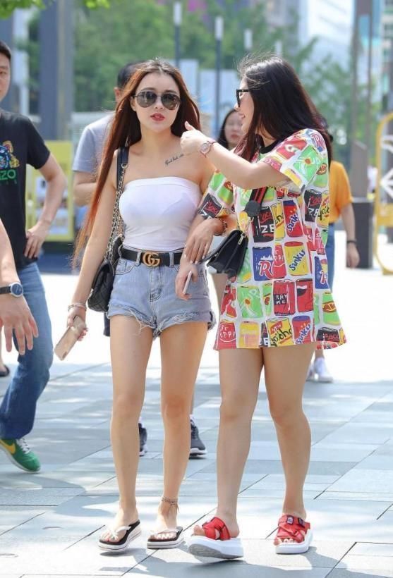 小姐姐|时尚街拍紧身白色抹胸搭配牛仔短裤,青春而有活力,窈窕而性感