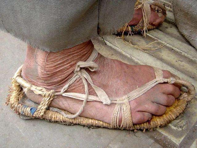 鞋底#吐鲁番出土草鞋,凤凰山出土麻鞋,它们穿脚上,究竟是哪种鞋舒服