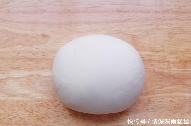 它是欧洲人的主食面包之一,只需2种材料就能做,健康美味有嚼劲