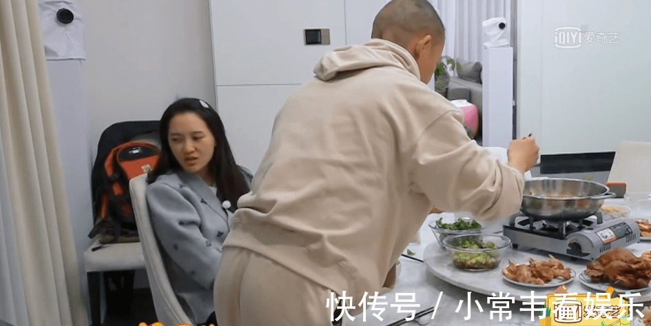 婆媳|秦子越让亲妈给婆婆做韭菜盒子，蹲着给婆婆穿鞋，曝婆媳相处之道