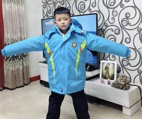 校服|孩子每次回家都说冷,宝妈怀疑校服有问题,剪开校服后宝妈哭了