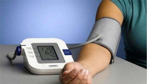 改善睡眠|得了高血压,晚上常失眠不用慌,试3个方法,吃3种食物,改善睡眠