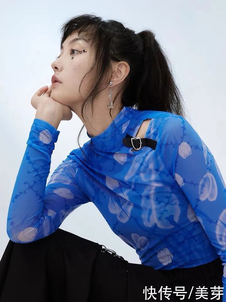 克莱因蓝|“克莱因蓝”太太太火了！这么穿才显白