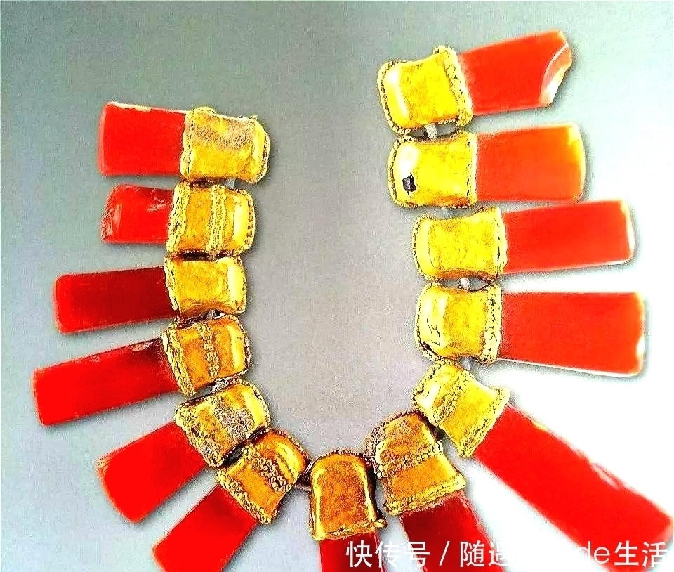 地里三次犁出金子,他三次主动上交,专家研究一月,揭开宝藏之谜