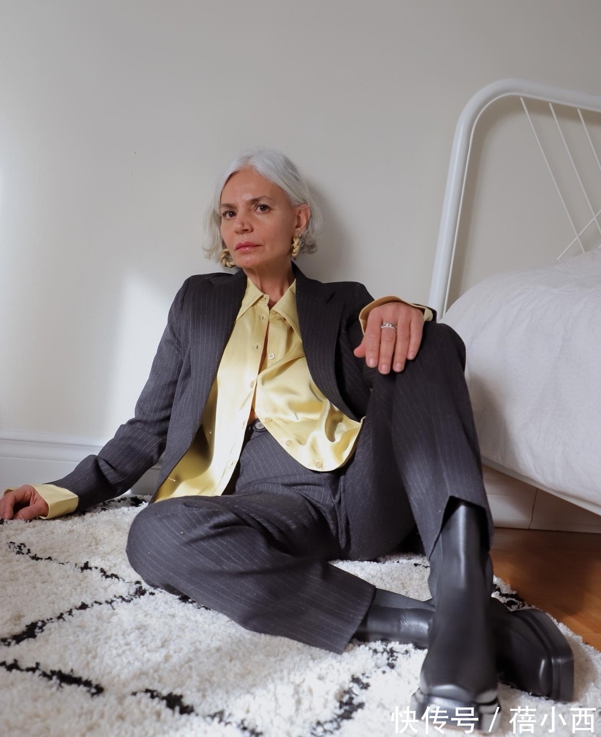 条纹|50、60岁女性穿衣要跳脱年龄界限，来学白发老奶奶穿搭，惊艳时光