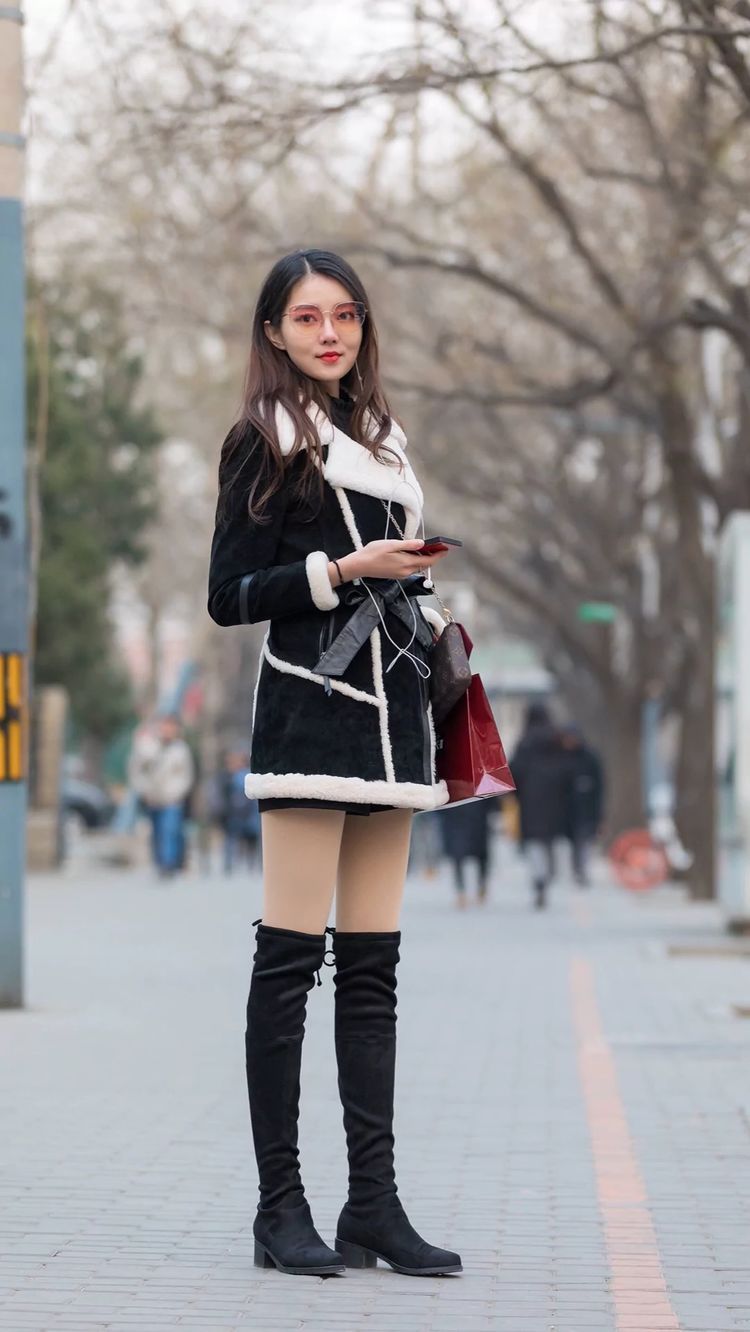 高跟鞋|美女身穿白色的长袖连衣裙,长发披肩,整体十分清爽舒适