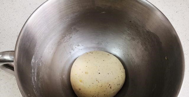 想做面包没烤箱咋办跟我学这么做，有个蒸锅就搞定，效果还特棒