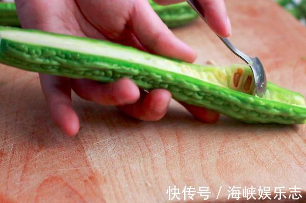 苦瓜最好吃的做法，当然是搭配咸蛋黄，醇香又清爽