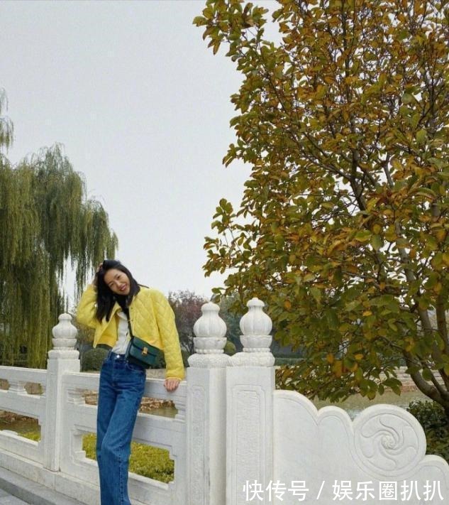 衬衣 刘雯日常穿搭也有高级范儿,花衬衣配夹克外套,酷帅又显气场!