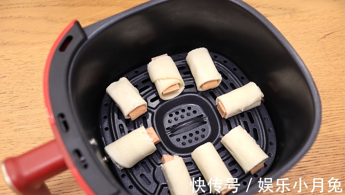 手抓饼|用手抓饼做的午餐肉酥皮卷,8分钟出锅酥嫩嫩,省事又好吃