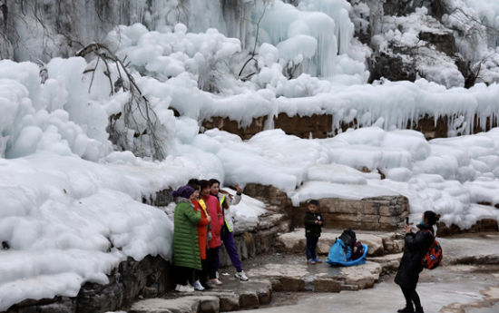 河南云台山冰瀑群引游人 如入“冰川纪”