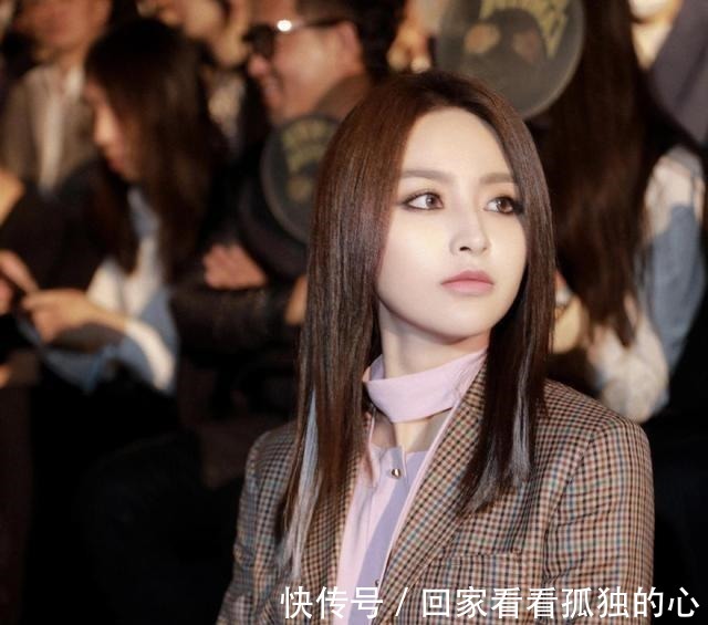 金子涵加盟《我们恋爱吧》，条纹蝴蝶袖裙清新，呆萌可爱表情包！