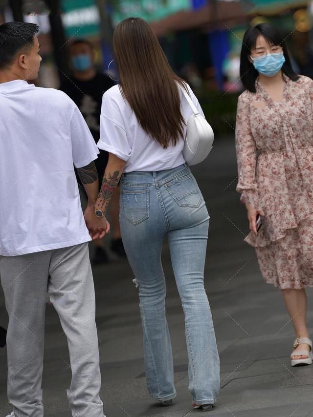 破洞喇叭裤配上可爱的印花白T，个性十足的休闲风范