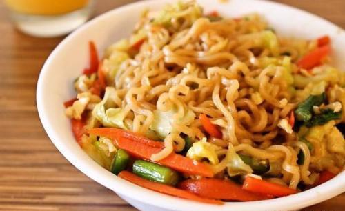 解锁几款泡面新吃法,可以炒着吃,可以当披萨,自己做做看