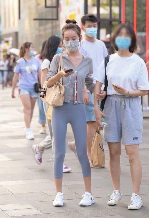 修身长裙 深灰色修身长裙,上身舒适,时尚大气