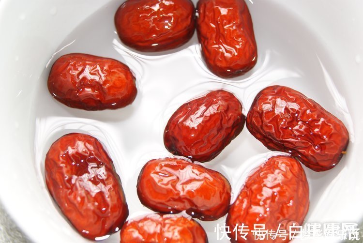 红枣|红枣是“百果之王”，但医生建议：3类人最好别吃，会有反作用