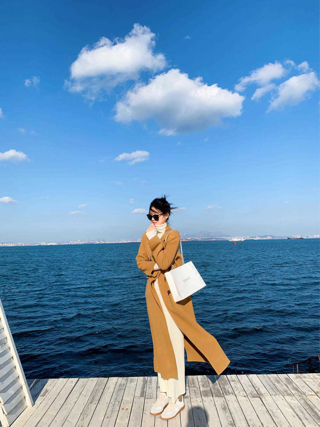 白色 长款大衣怎么穿保暖又洋气?看看这几种搭配方式,保暖又显气质