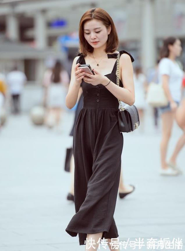 小姐姐|街拍性感的吊带装搭配红色热裤的长腿小姐姐,撩人又吸睛