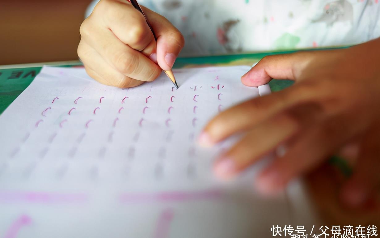 “奶酪体”入侵中小学，字迹清晰却不被老师喜欢，网友：不委屈