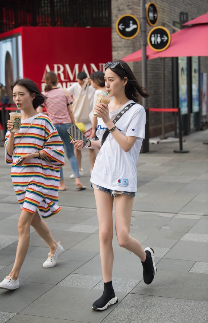 白色上衣|白色上衣搭配短款荷叶裙，美女那么耀眼，甜美可爱