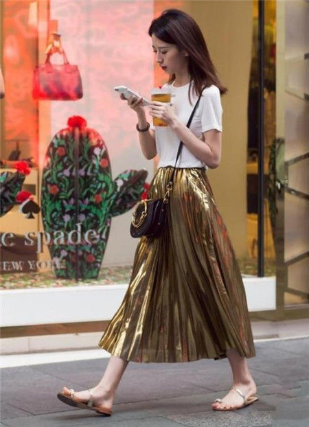 街拍貌美如花的小美女,身穿条纹短款上衣配紧身裤,尽显苗条好身材