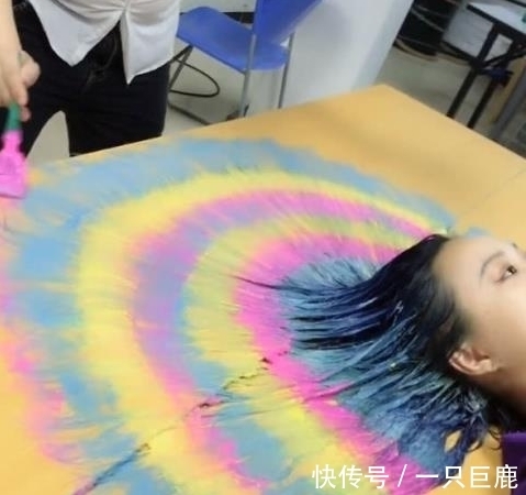 奇闻 奇闻:失恋女孩染了一头五颜六色的发型,比孔雀开屏还美啊