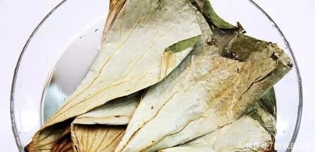 蒸鸡|荷叶蒸鸡,鸡肉软糯入味,荷香扑鼻,直接用手撕着吃真的大快朵颐