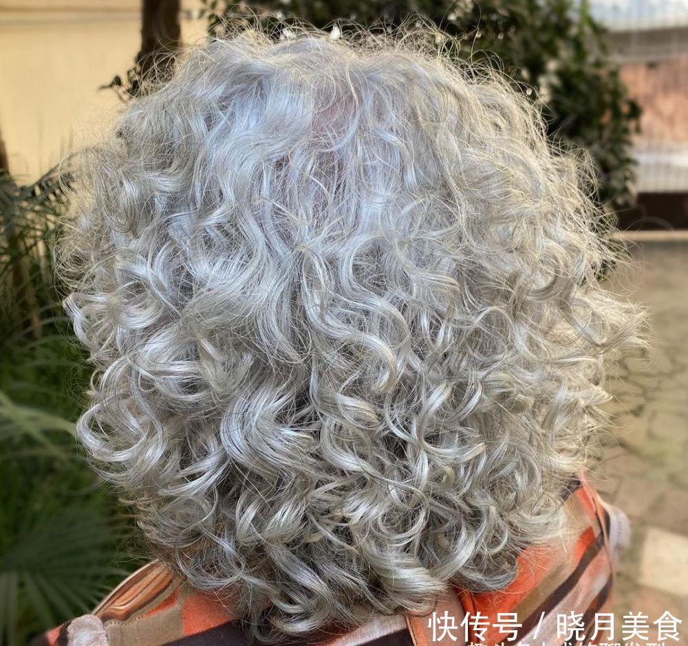洋气|老年人白发多不想染发,什么发型减龄?试试蓬松洋气的小卷发型吧