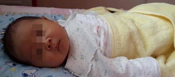 好处|新生儿该怎么睡医生建议抱着睡好处多,但过了这个月份要停止