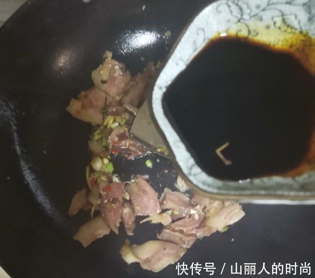 猪头肉拌黄瓜，香而不腻，下酒棒极了