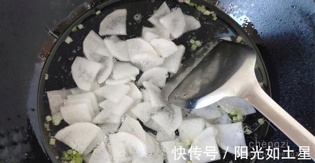 天冷了,有钱没钱这汤要常喝,润肺降秋燥,热乎乎一大锅,真鲜啊!