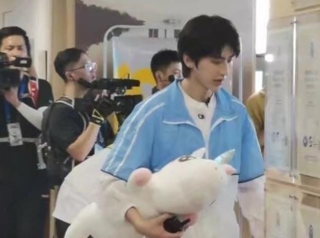 下期迎来蔡徐坤最期待嘉宾,两人见面就黏一起,得知身份没资格酸