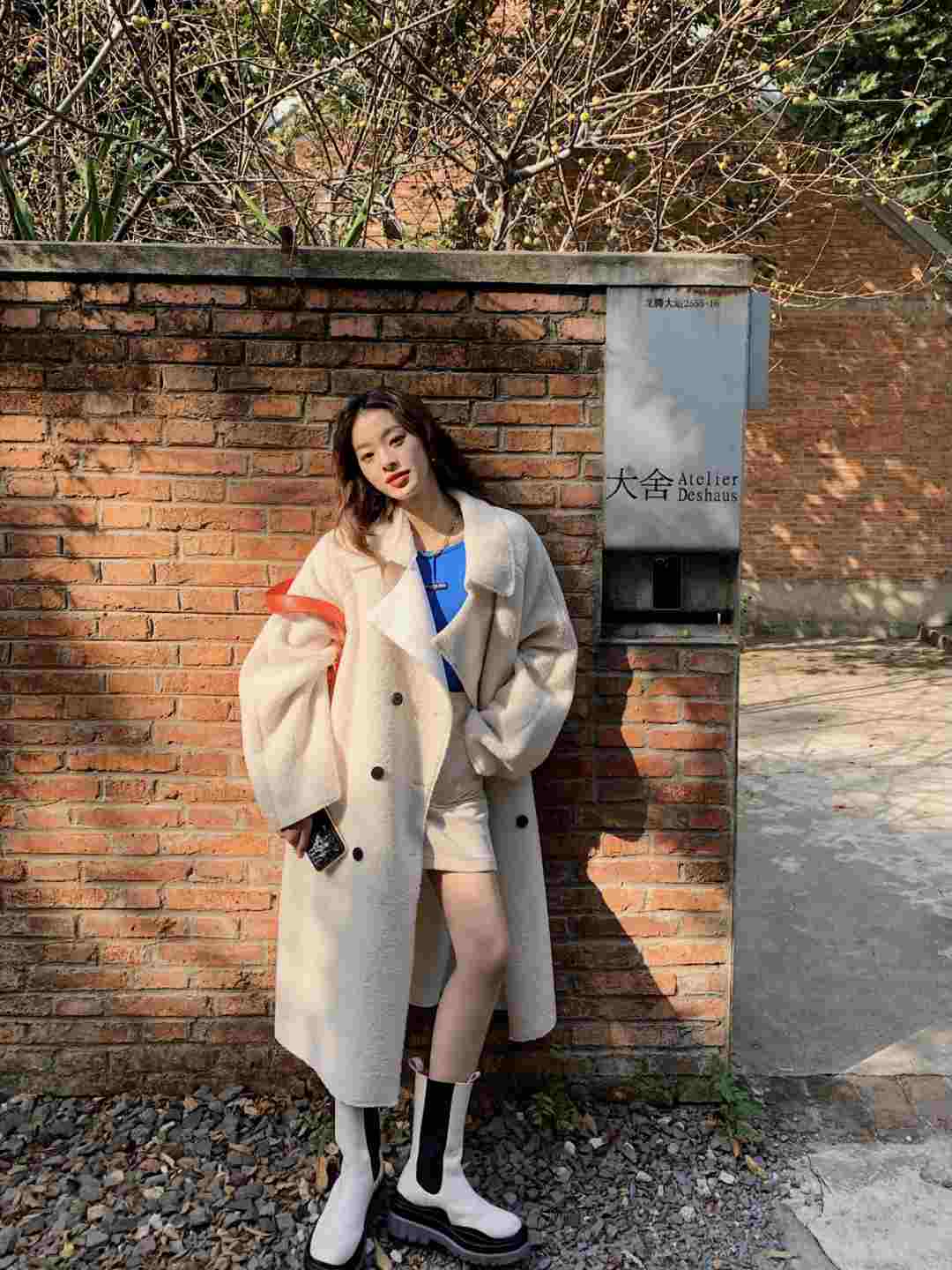 身材 大衣搭不过膝短裙真好看,保暖减龄又能秀身材,时髦精赶快学起来