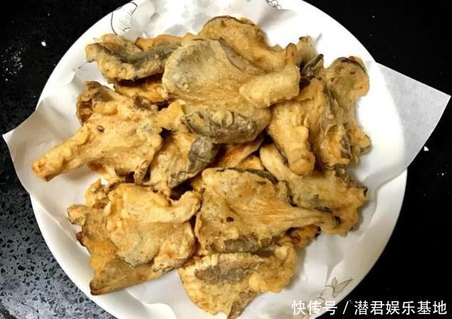 炸蘑菇到底焯不焯水？教你一招，香酥美味，外脆里软，孩子超爱吃