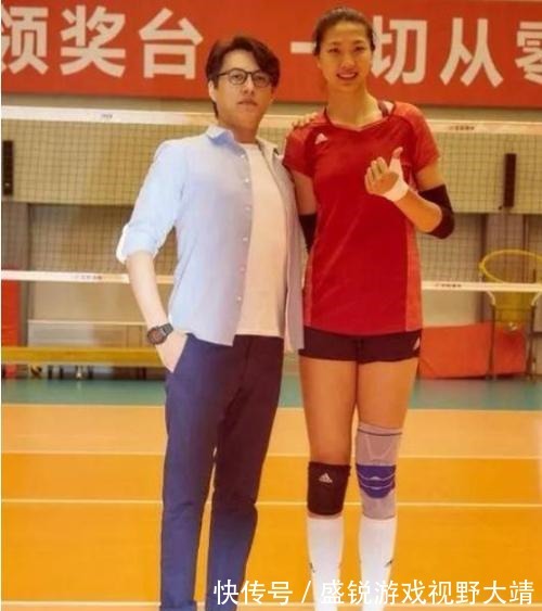 男演员|男演员站在拖车上与刘晏含拍戏!如何消除身高差距,成龙给出答案