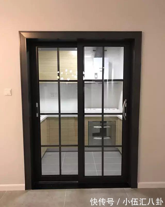 黑色|小户型厨房门你会选择怎样的颜色？黑色、白色还是原木色？