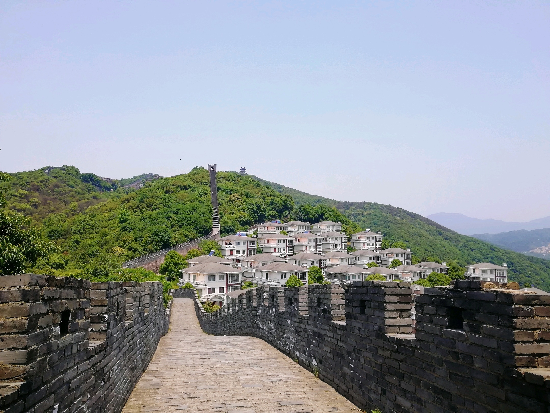 归来|我国最美“海上长城”,登顶可远眺大海,至今仍无人知晓!