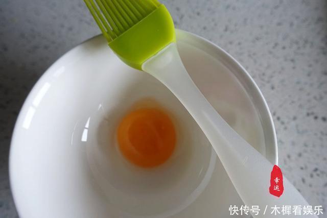 好吃|比面包好吃的烤饼出炉了,奶香浓郁色泽金黄,让人好有食欲