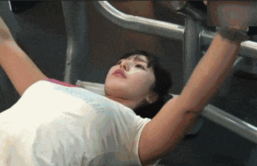 |搞笑GIF：假装什么都没有发生，我只是一个普通的路人甲……