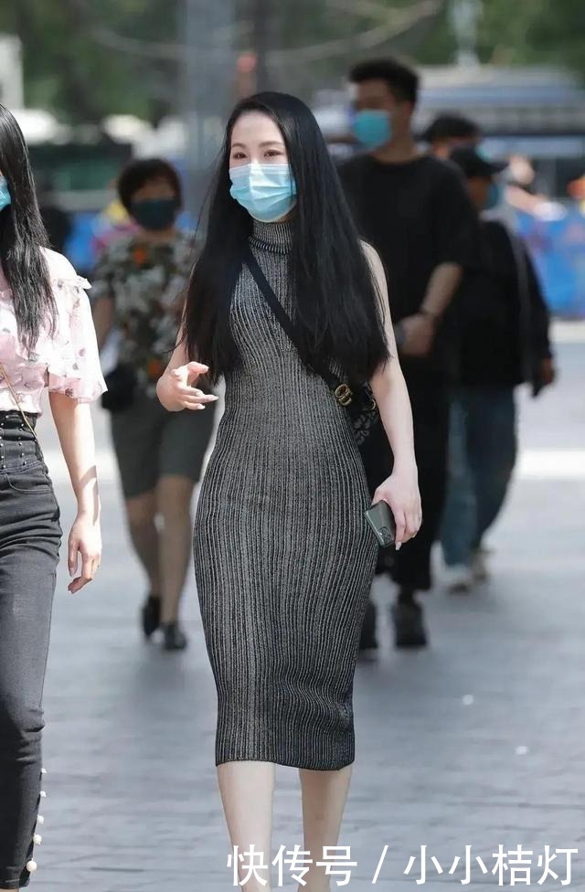针织面料|能让自己变好看的秘密是选择正确的穿搭,修身长裙最显身材!