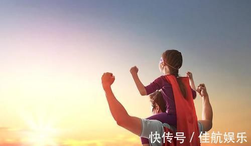 妈妈|“超级奶爸”带4胞胎出门,全家都觉得不靠谱,发回照片后笑喷了