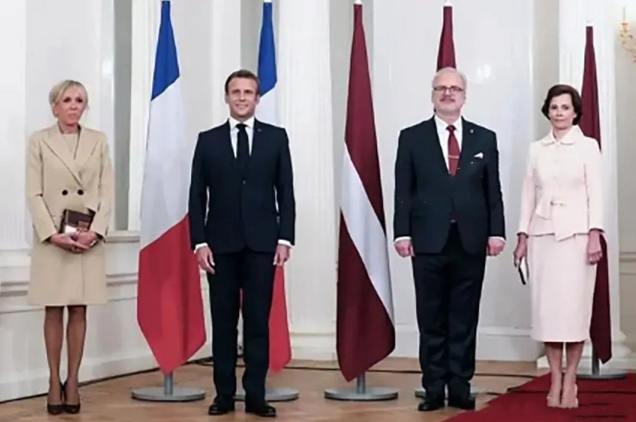 脖子|法国夫人终于换发型,穿大衣扎个啾啾好显年轻,连气质都提升不少