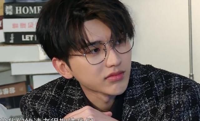 跑男的全员戴眼镜,蔡徐坤儒雅,黄旭熙阳光,唯独baby特别